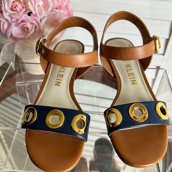 EUC Anne Klein Ellamae Blue & Tan Leather Block Heel Gold Grommet Sandal - Picture 3 of 14